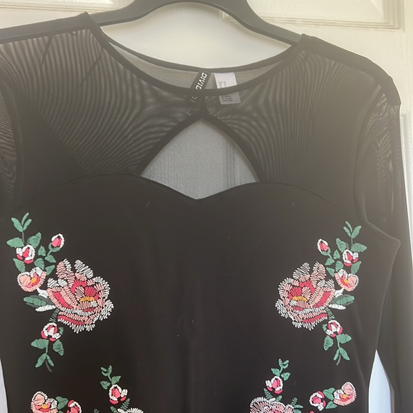 A Black with Floral deco mini dress in Mesh top and sleeves❤️ - Picture 4 of 7
